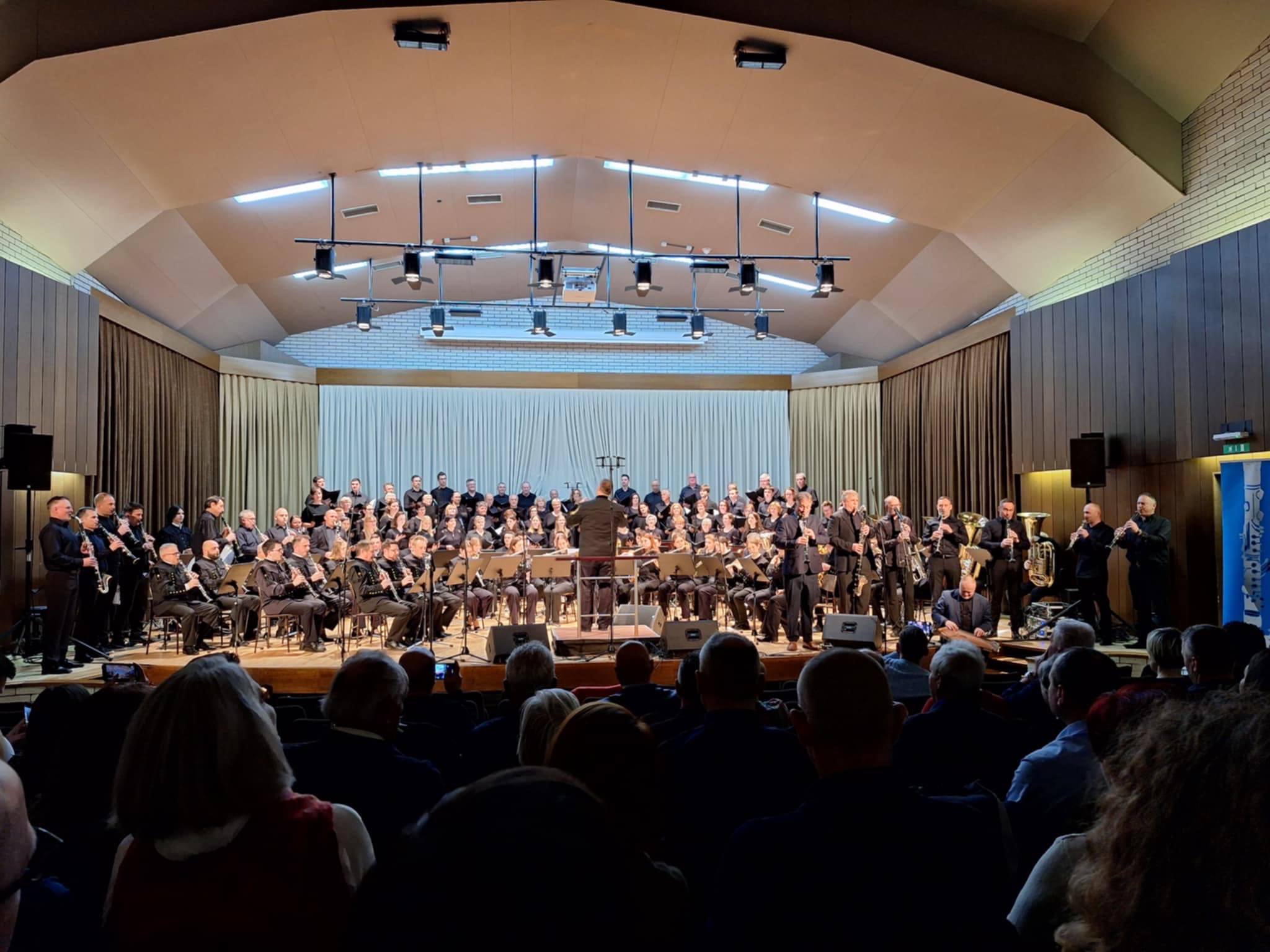Novoletni koncert Pihalnega orkestra Premogovnika Velenje s solisti Majo Založnik, Aljažem Šventom in Nušo Mesarec.
