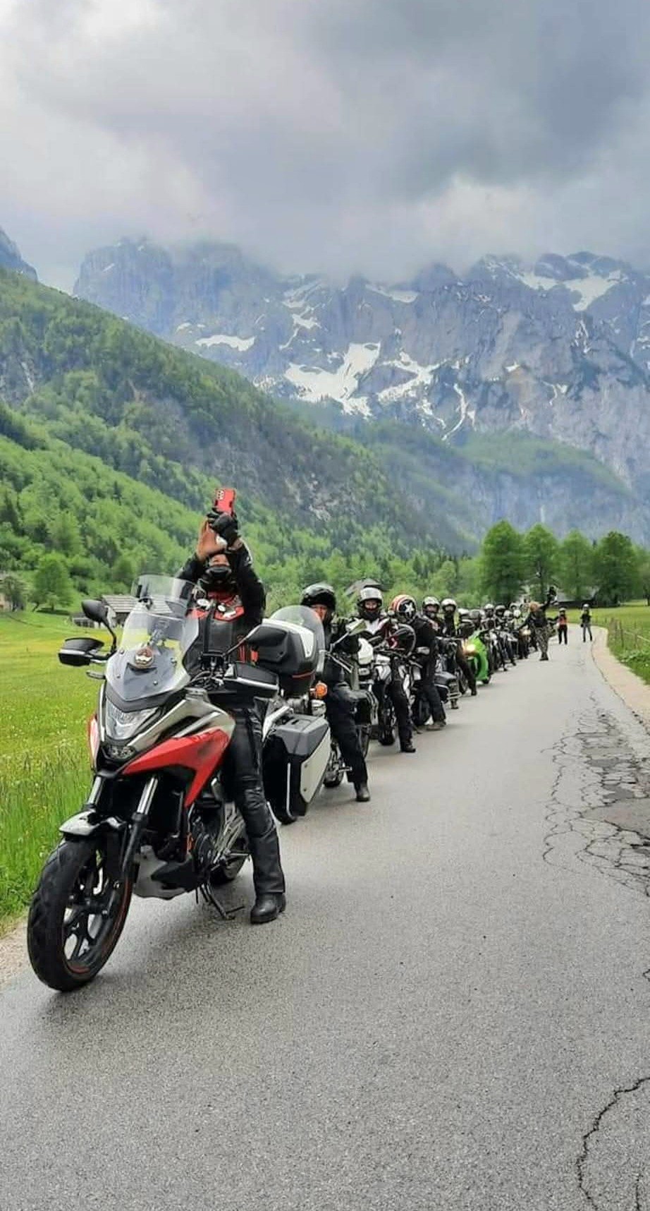 Motoristke med vožnjo pojejo svoje pesmi