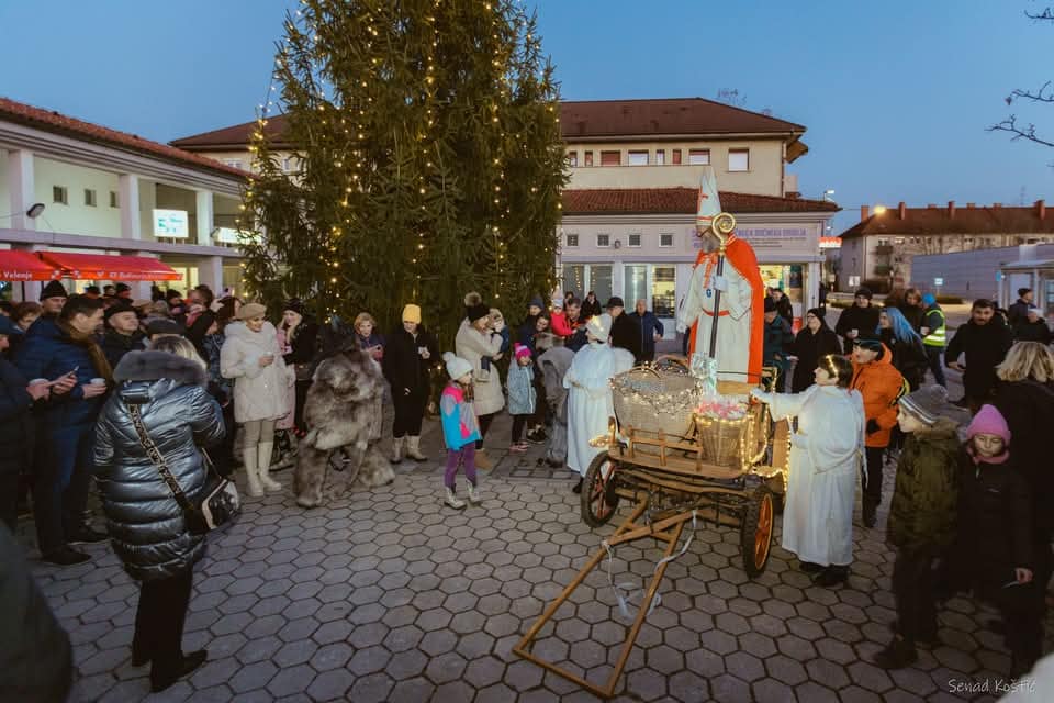 Prižig lučk in obisk Miklavža v Mestni četrti Desni breg