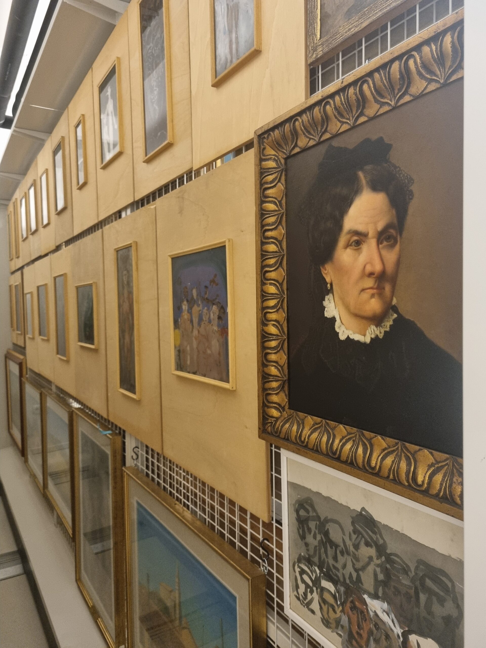 Vodstvo po aktualni razstavi z ustvarjalno delavnico: »Skrivnosti depoja«