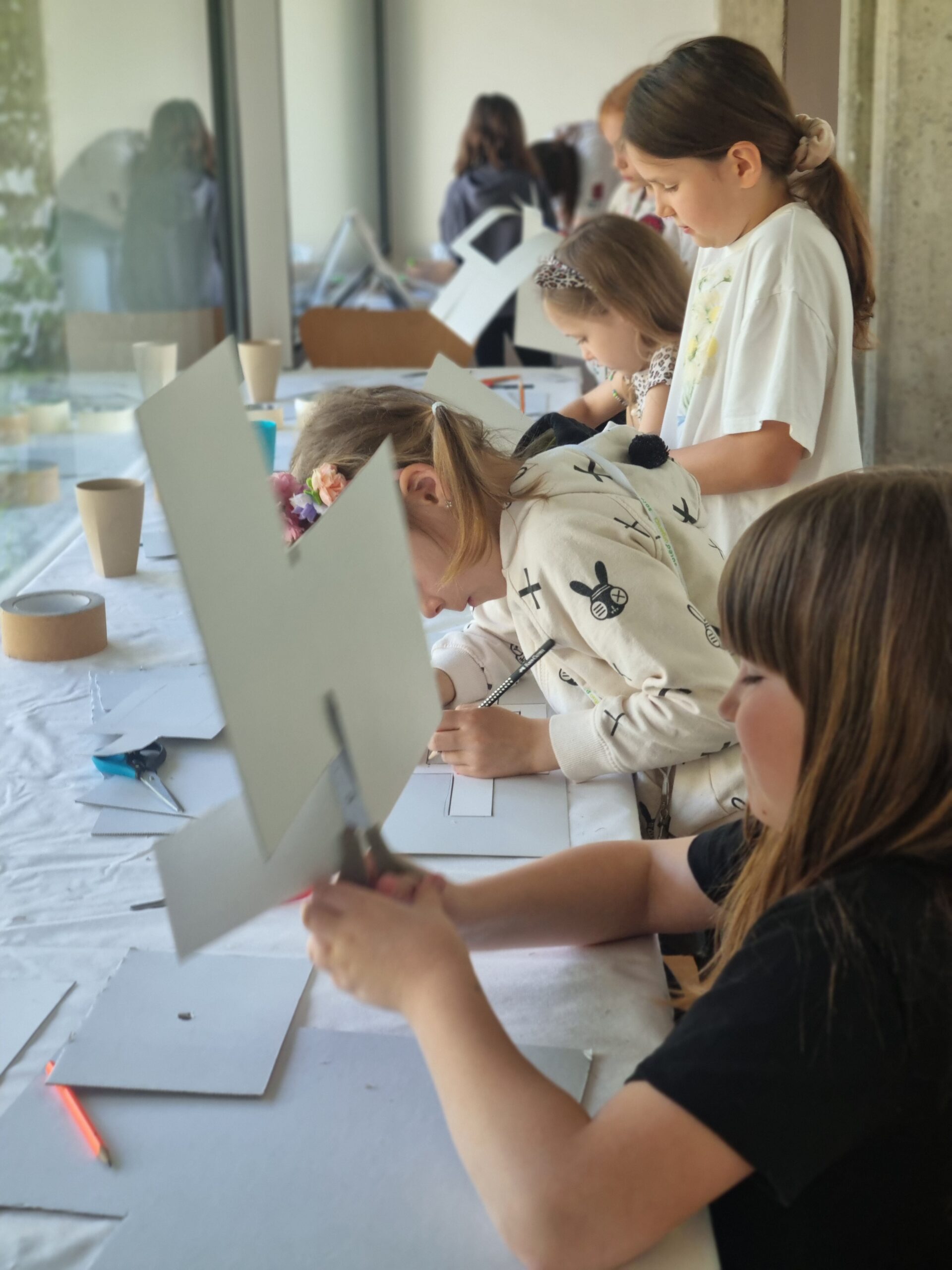 Zimska likovna delavnica v Galeriji Velenje – Kompozicija skupnosti