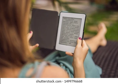 Praktični uvod v svet digitalnega branja za vsakogar: uporaba e-bralnika in poslušanja zvočnih knjig