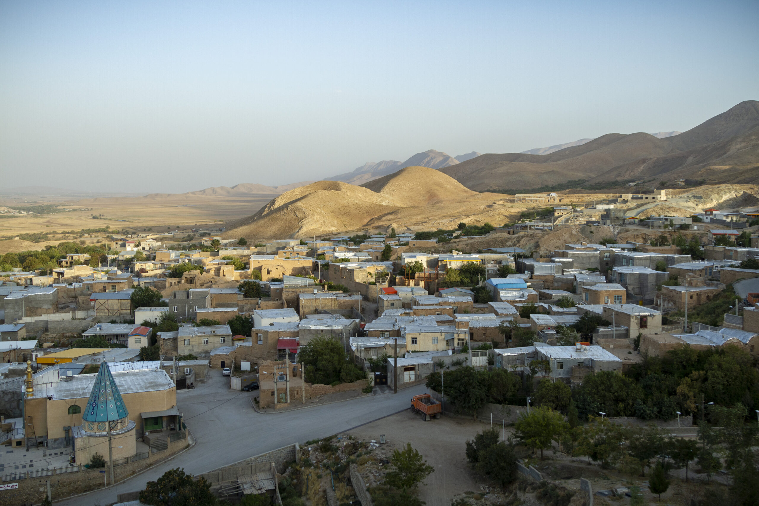 Iran med dvema ognjema